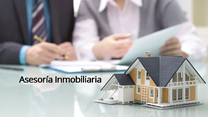 Firma de un contrato de asesoría inmobiliaria junto a la maqueta de una casa