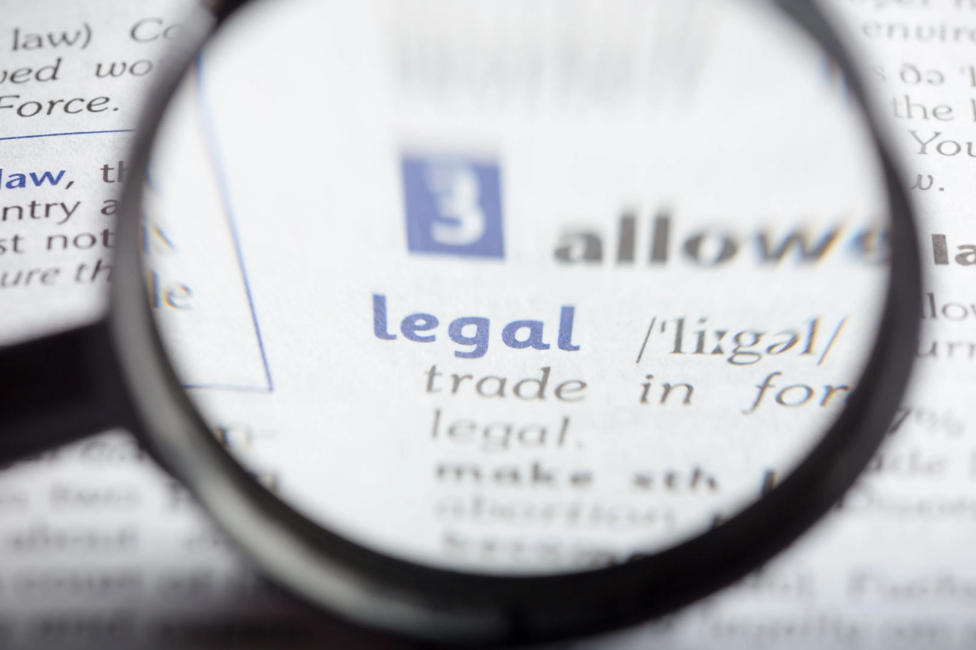 Lupa sobre la definición de la palabra legal en un diccionario inglés